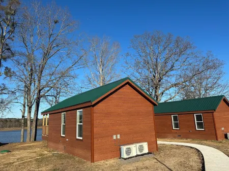 Cozy 101 Cabin 1 bdrm on Smith Lake Located beside Smith Lake Park Boat Ramp