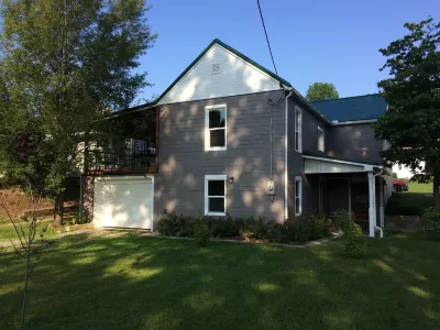 unique 2 Bedroom house with large backyard - The “ Warehouse” Hotels near LensCrafters