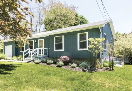 Cozy Shelter Island Cottage, walk to beaches and Mashomack Preserve