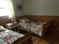 The Cardinal log cabin. Wrap around deck, firepit. Next to Pipestem resort park.