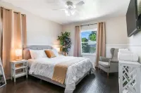 *Family Getaways* Charming Pool Home by Downtown