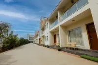 Hotel Mukut Mani Hotel di Radha Kund
