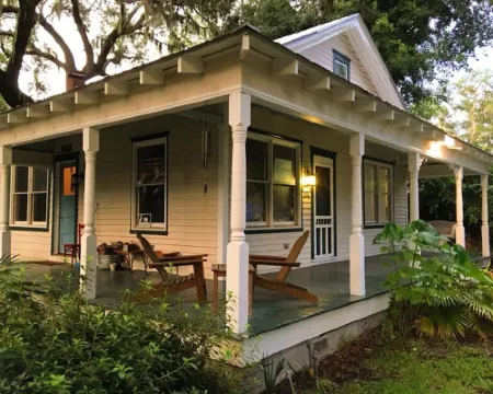 Charming bungalow with wraparound porch in Thunderbolt Hotels in Thunderbolt