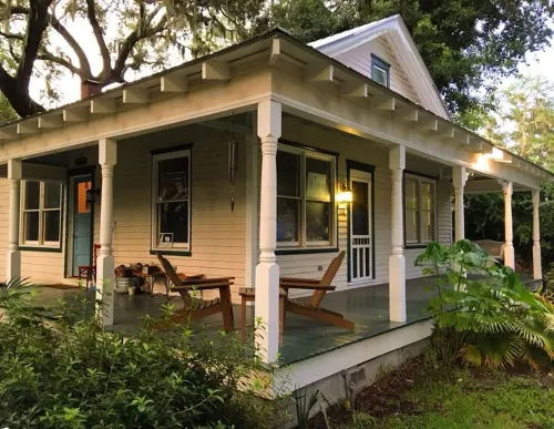Charming bungalow with wraparound porch in Thunderbolt