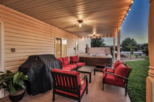 5-star 3-bedroom home with theater and hot tub!