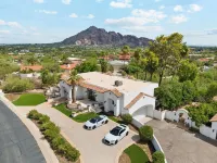 Luxurious Paradise Valley Mansion with a Private Pool