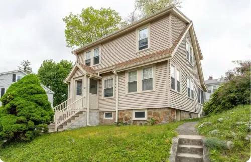 West Roxbury Retreat–Near Downtown Boston, Steps to Train & Bus,Member Only Deal - บังกะโล