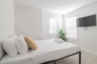 4BR/3.5BH Private Pool: 5M Airport, F1 & 2300 Sqft Mesmerize附近的飯店