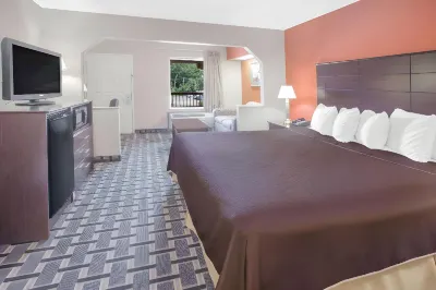 Days Inn & Suites by Wyndham Pine Bluff
