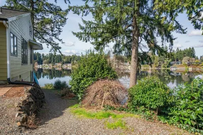 Cozy, comfortable, peaceful, unique lakeside house w beautiful views/Olympia Hotels near Laser Fun Zone