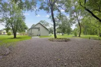 Bayou Getaway - Charming 1-bedroom house on a pond in tranquil Breaux Bridge, LA