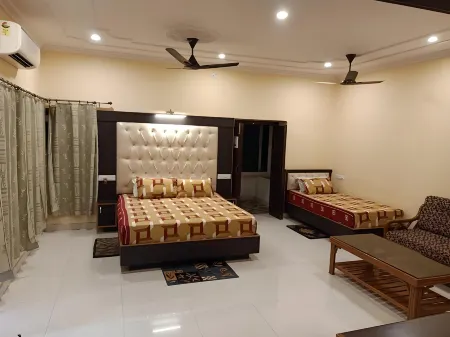 Scindhia Guest House Отели рядом с достопримечательностью «Sankat Mochan Hanuman Temple»