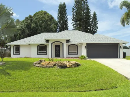 Charming 3-bedroom house with Pool & AC & WiFi in fantastic Port St. Lucie