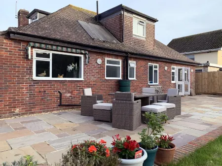 Lovely seaside chalet with just a 2 minute walk to the beach! Отели в г. Суонедж