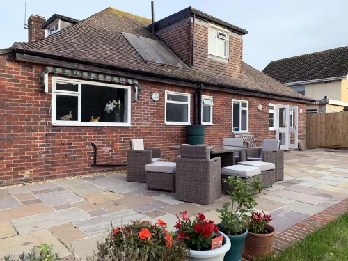 Lovely seaside chalet with just a 2 minute walk to the beach! 스와니지 호텔