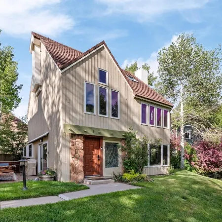 Private Riverfront Home with Hot-Tub, Fireplace. Great Access to Vail & Beaver