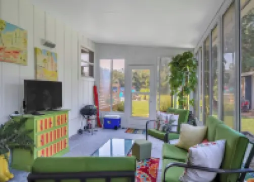 Cozy Suite w/ Private Pool minutes from Navarre Beach!