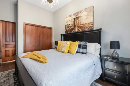 The Sunflower Loft is located 1 block from Old Town in a 2 story brick building. 위치타 호텔