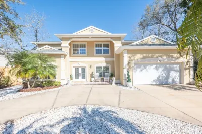 7BD, Heated Pool&Spa, Walk to Beach, PutPut, Golf Cart, 10 min. to Downtown!