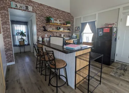 Relaxing 2 bedroom cottage w/ hot tub and air hockey/ping pong table