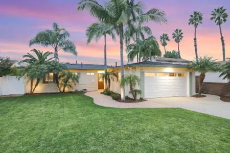 Designer Coastal Paradise w Pool - Steps to Beach
