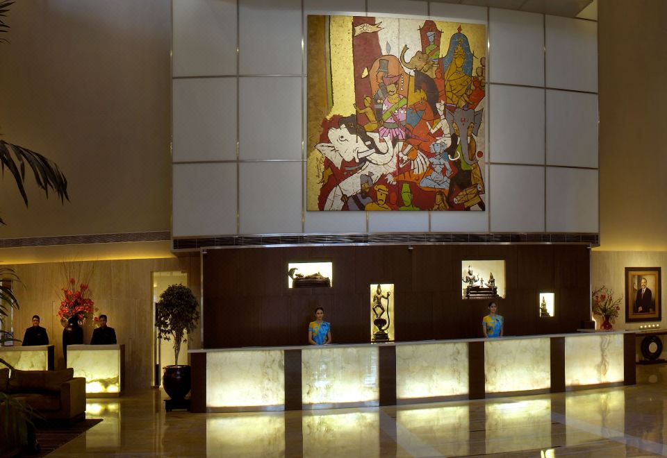 더 라릿 뉴델리 호텔의 웅장한 외관