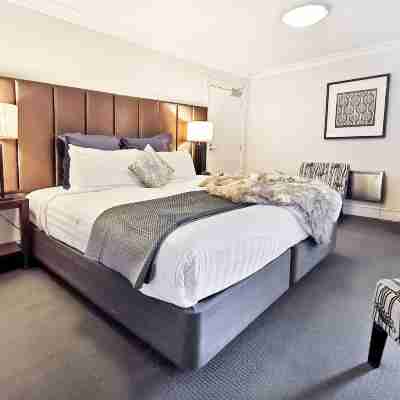 Modern Spacious Town Center Unit with Lake View Rooms