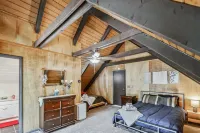 Poconos Chalet Newly Renovated, Great Location 4 Bedroom Home by RedAwning Hotels in Coolbaugh Township