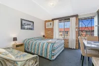 Ocean Crest Motel - 3-Star