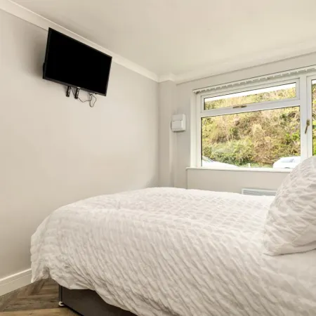 Pleasant View - Direct Beach Access, Sea Views and Parking