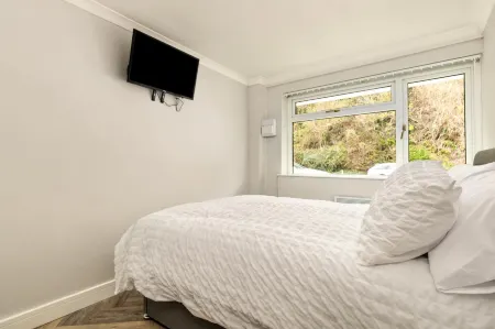 Pleasant View - Direct Beach Access, Sea Views and Parking