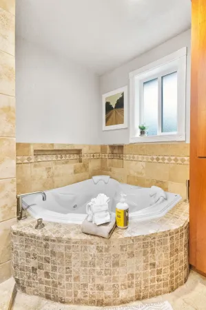 Idyllic Lakeside Getaway - Hidden Gem