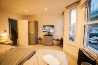 Surbiton Luxury Garden House 19 Hotels near Kingston University - Seething Wells Halls of Residence
