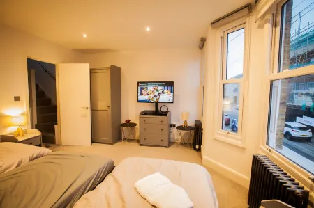 Surbiton Luxury Garden House 19A Отели рядом с достопримечательностью «Кингстон Юниверсити - Ситинг Уэлс Холс оф Резиденс»