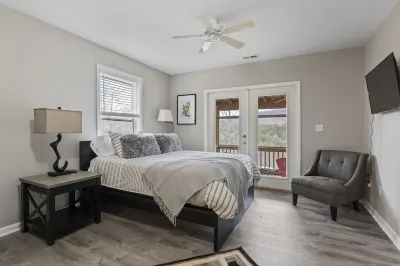 Mountain View Retreat central to Asheville and Black Mountain Hotels near Charles D Owen Park