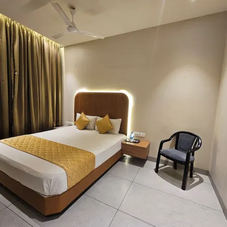 Hotel the Ube Residency Отели рядом с достопримечательностью «Пляж Акса»