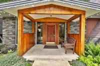 The Birch Ridge: Lace Room #3 - Queen Suite in Renovated Killington Lodge. Hot Tubs. 1 Bedroom Home