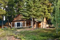 Johnston Canyon Lodge & Bungalows - parking