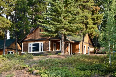 Johnston Canyon Lodge & Bungalows Hotels near Banff National Park