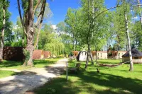 Le Petit Robinson Hotels in Champvert