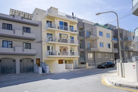 Summer Breeze Penthouse with Large Terrace and Hot Tub by Getaways Malta Отели рядом с достопримечательностью «Mellieha Beach»