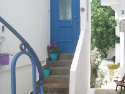 イカリア島インザーマ湾のビーチ際にあるアルキスティスの居心地の良いアパートメント、2階 イカリア島のホテル