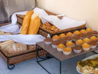 S Plaza Suites Hotel - breakfast