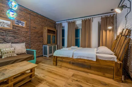 H&B Apartments Zurab Zhvania Отели рядом с достопримечательностью «Памятник  Церетели и Чавчавадзе»