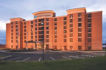 Hyatt House Hartford North Windsor Отели рядом с достопримечательностью «Школа Лумиса Чаффи»