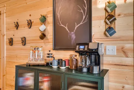 Epic Views - Pickleball - HotTub - Firepit - Shenandoah National Park!