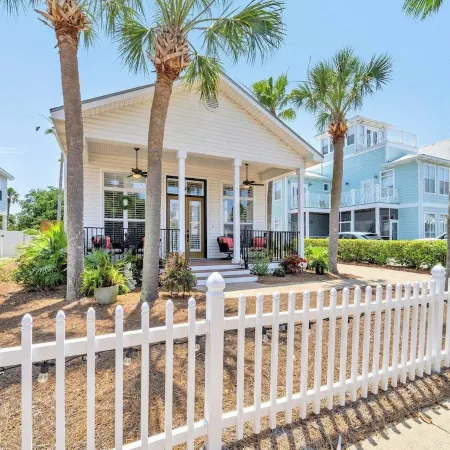 3-Min Walk to Beach, 2 Fully Equipped Homes for Your Destin Getaway