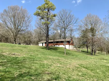 Riverfront fishing and floating getaway Отели в г. Carroll County