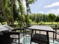 NEW CENTRAL PARK TOWNHOME w/ Golf Course view Across from Arnold's Park! Hotels in Arnolds Park