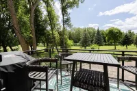 NEW CENTRAL PARK TOWNHOME w/ Golf Course view Across from Arnold's Park! Hotels in Arnolds Park